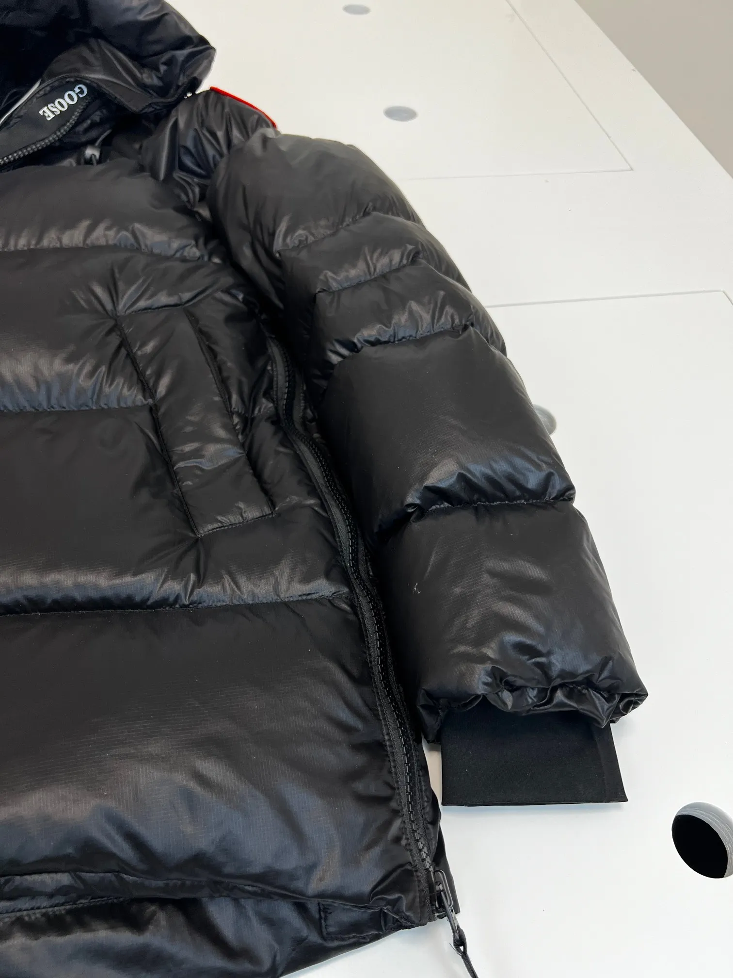P980 has a cold protection effect of up to level 4. It is made of recycled Feather-Light tear-resistant fabric. It is ultra-light and has no weight-bearing feeling on the upper body! The unique black label highlights your temperament‼  Canada Goose, a Canadian brand, has always been recognized as the warmest down jacket. Various Instagram celebrities, Internet celebrities, and celebrities often wear it for street photos. I do Canada Goose every year, but I still can’t get rid of my love for geese. No matter how cold the winter is, there is no need to be afraid, because there are geese! Filled with 80% white duck down, Canada Goose is the legendary warmest down jacket and is known as a must-have for Arctic outdoor sports! The most popular down jacket in the world, celebrities are rushing to buy it, it is a must-have!